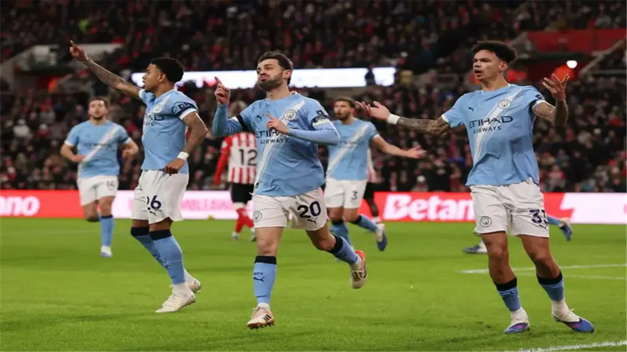 لاعب سيتي يفجر: تحريض مدرب منتخب بلاده على مغادرة النادي